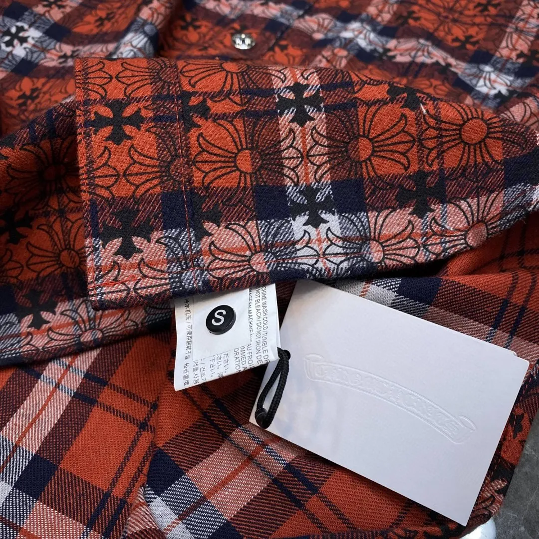 P296 Chrome Hearts 🍁Spring shirt series🍁 Spring classic patchwork leather full cross dark pattern silver button plaid shirt, whole body plaid alignment, cuffs sheepskin upper and lower alignment, original molding, customized version of bronze silver four-buttons, specially customized version of high gram weight original shirt fabric, can be worn as a jacket or as a base, a must-have clothing artifact 🌈Recommended colors: dark blue red 🌈 Size: S, M, L, XL